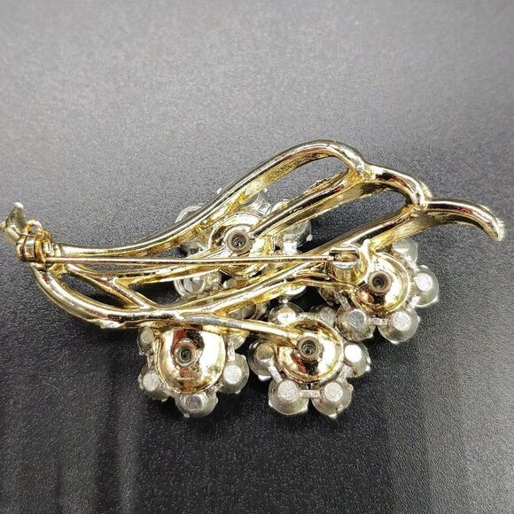 Sparkly AB gold tone flower brooch pin - Picture 7 of 7